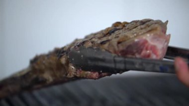 Izgarada sulu görünümlü et parçası bulanık arka planda