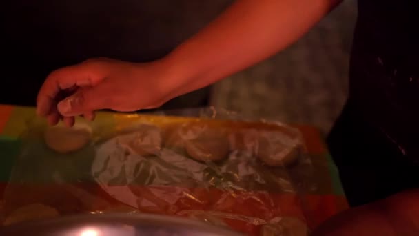 Hände kneten Mais-Teig für Sopes auf einem mit Plastik bedeckten Tisch — Stockvideo