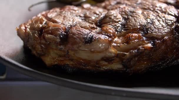 Großaufnahme von gegrilltem Fleisch auf einem schwarzen Teller — Stockvideo