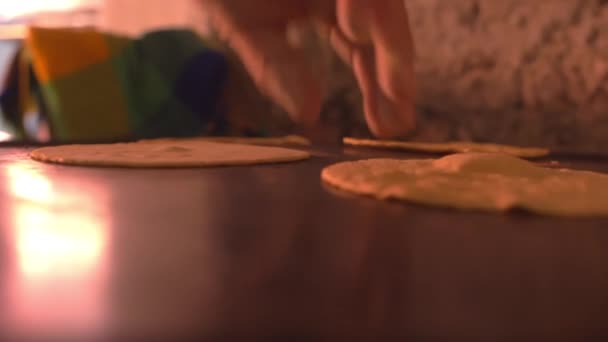 Handgjorda tortillas puffar upp på varm svart yta — Stockvideo
