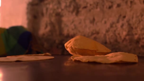 Tortilhas artesanais inchando na superfície preta quente — Vídeo de Stock