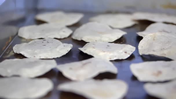Primer plano de varias tortillas duras en la superficie negra — Vídeos de Stock