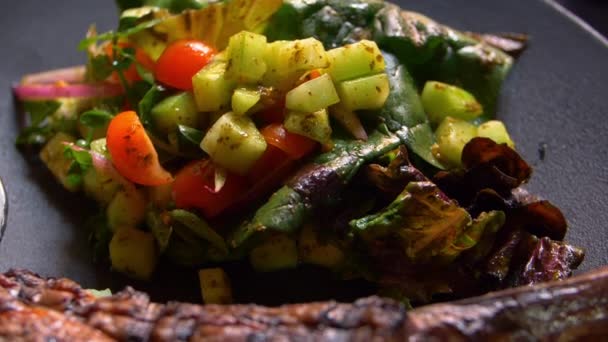 Нопал и томатный салат и мясо на гриле на тарелке — стоковое видео