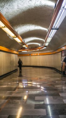 Mexico City metrosunun uzun ışıklı koridoru