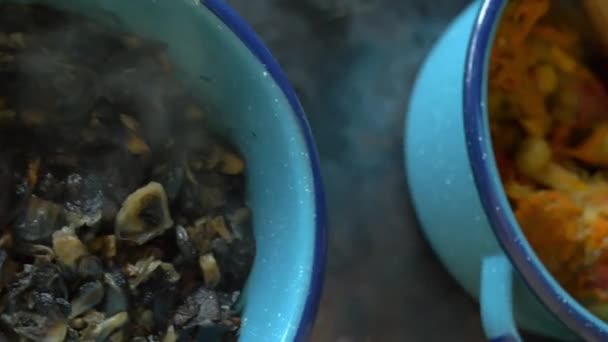 Guisados ferventes em potes de metal azuis acima de um comal — Vídeo de Stock
