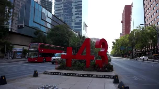 Pomnik Ayotzinapa w spokojnej, zacienionej ulicy od Mexico City — Wideo stockowe