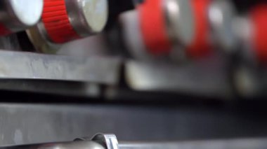 Birkaç tane kırmızı ve gümüş soba topuzunun yakın çekimi.