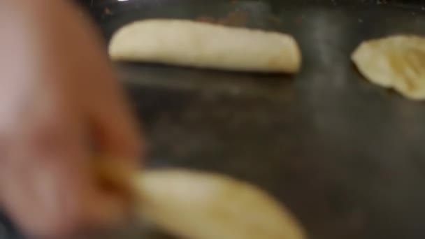 Köchin platziert handgemachte Tortillas auf einem großen Komal — Stockvideo