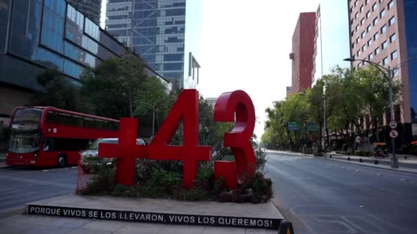 Pomnik Ayotzinapa w spokojnej, zacienionej ulicy od Mexico City — Wideo stockowe