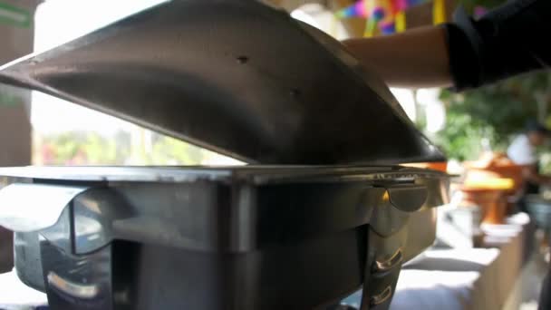 Abriendo a mano un gran contenedor de metal en un restaurante al aire libre — Vídeos de Stock