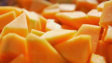 Doğranmış taze kavun parçalarının yakın çekimi.