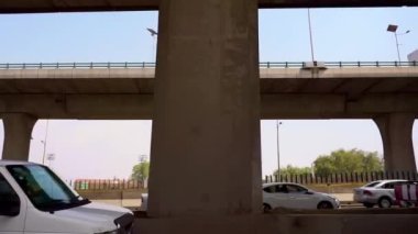 Meksika 'dan Periferico' ya yavaş yavaş trafik akıyor.