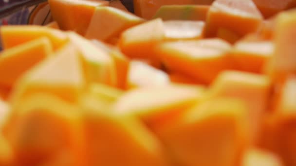 Primer plano de trozos picados de melón melón fresco — Vídeos de Stock