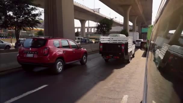 Pomalu se přesouvající provoz v Periferii z Mexico City — Stock video