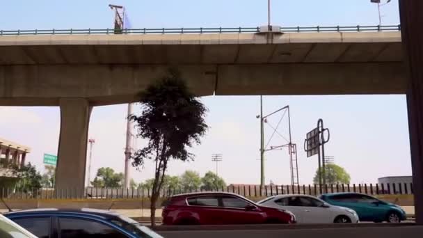 Meksika 'dan Periferico' ya yavaş yavaş trafik akıyor. — Stok video