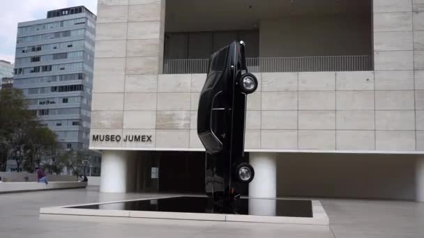 Klassisk svart bil stående vertikalt utanför Jumex-museet — Stockvideo
