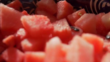 Doğranmış taze ve olgun karpuz parçalarının yakın çekimi