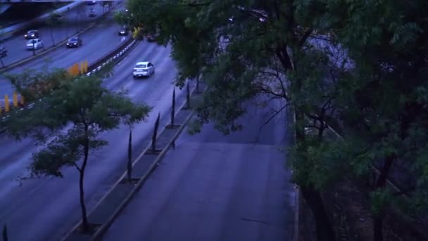 Movendo o tráfego na estrada da Cidade do México ao entardecer — Vídeo de Stock