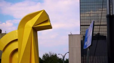 Arka planda bulutlu gökyüzü olan Mexico City 'den El Caballito anıtı