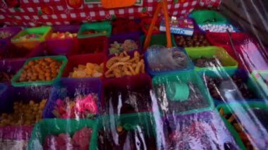 Temiz PVC kağıdının arkasındaki plastik kaplarda fındık ve şekerler