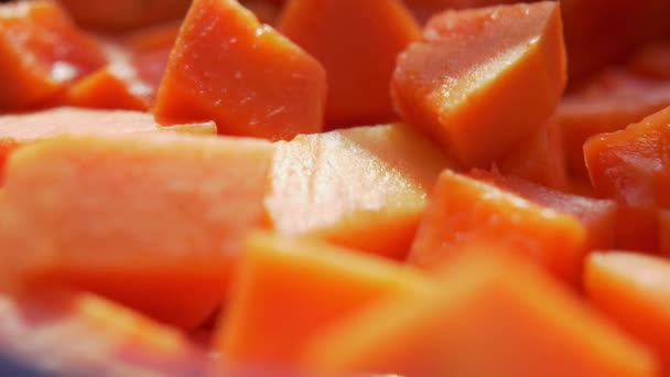 Nahaufnahme von gehackten Stücken frischer und reifer Papaya — Stockvideo