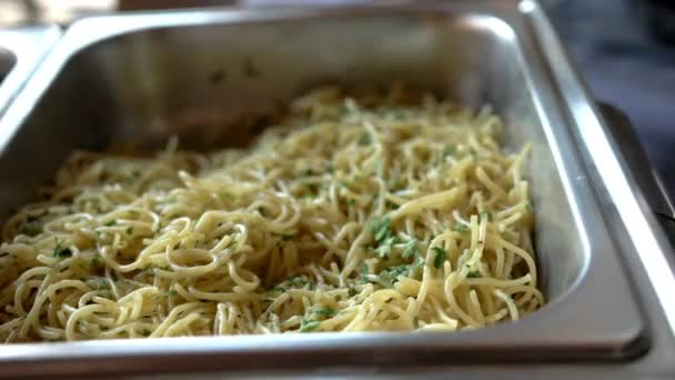 Espaguetis de mantequilla de aspecto sabroso con cilantro en un recipiente de acero — Vídeos de Stock