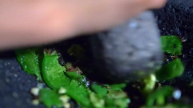 Meksikalı bir molcajete 'de el biberi öğütüyorum.