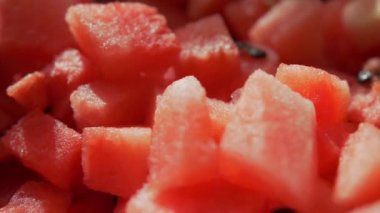 Doğranmış taze ve olgun karpuz parçalarının yakın çekimi
