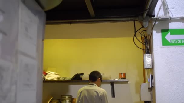 Młody kelner w kuchni szykuje się do pracy — Wideo stockowe