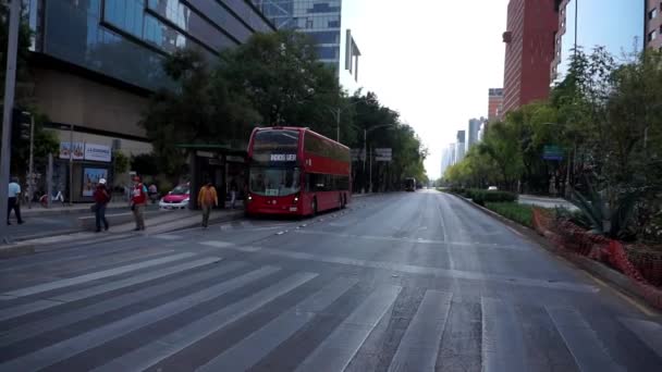 Ειρηνικό δρόμο από την Πόλη του Μεξικού με σύγχρονα κτίρια και σταθμό λεωφορείων — Αρχείο Βίντεο