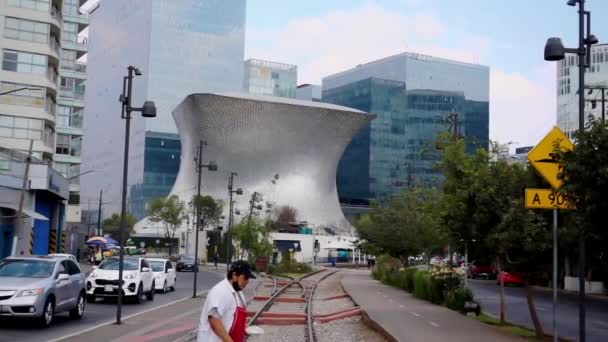 Train tracks and trees with Soumaya Museum and buildings as background — Stock Video