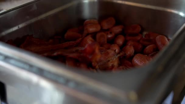 Carne sabrosa y salchichas de cóctel en un recipiente de acero — Vídeos de Stock