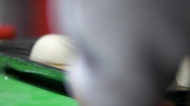 Hamur toplarını plastik bir tepside pişiren eller.