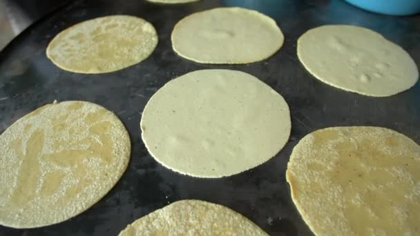 Primer plano de varias tortillas hechas a mano en un comal grande — Vídeos de Stock