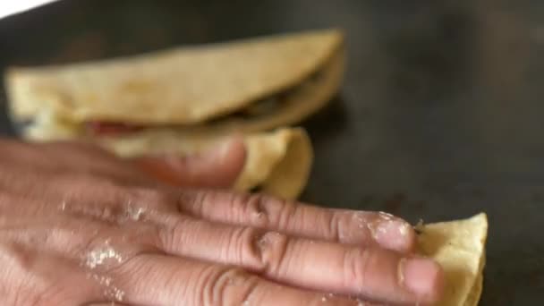 Kobieta gotować umieszczając quesadillas na dużym comal — Wideo stockowe