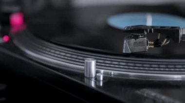Plağın yakın plan görüntüsü DJ turntable 'da yavaşça dönüyor
