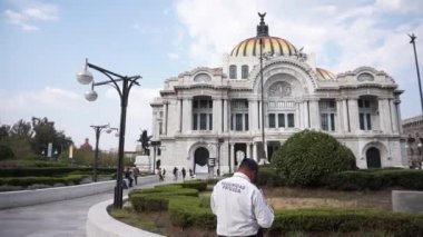 Mexico City 'deki Güzel Sanatlar Sarayı' nın ön tarafında.