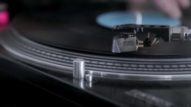 Plağın yakın plan görüntüleri DJ turntable 'da hızla dönüyor