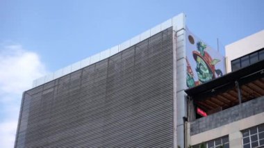 Açık mavi gökyüzünün altında renkli bir duvar resmi