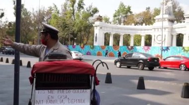 Mexico City 'de yüz maskesi takan bir org öğütücüsü.