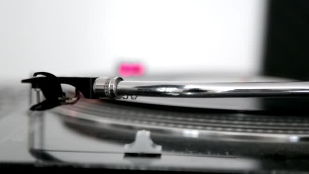 Mano colocando un disco de vinilo en el plato giratorio detrás de la aguja — Vídeos de Stock