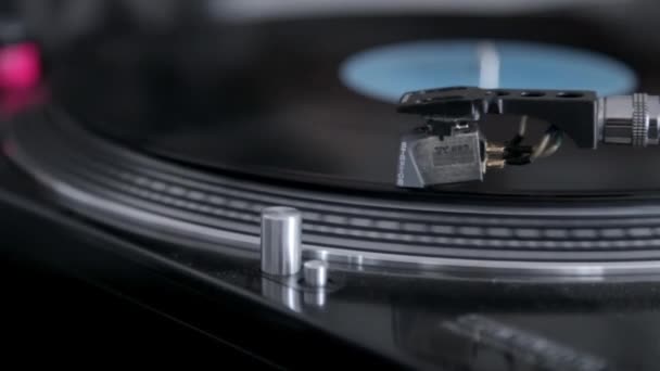 Närbild av vinylrekord snurrar snabbt på DJ skivspelare — Stockvideo