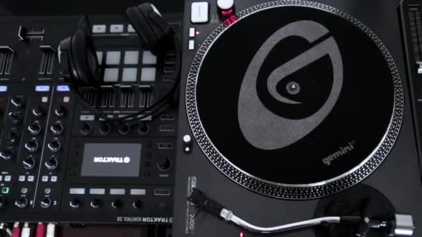 Profesyonel DJ turntable 'a plaklar yerleştiren kadın eller — Stok video