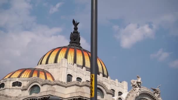 Kupol of the Palace of Fine Arts från Mexico City under blå himmel — Stockvideo