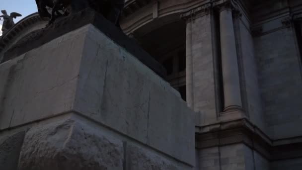 Shady Palace of Fine Arts detrás de un pedestal de mármol — Vídeos de Stock