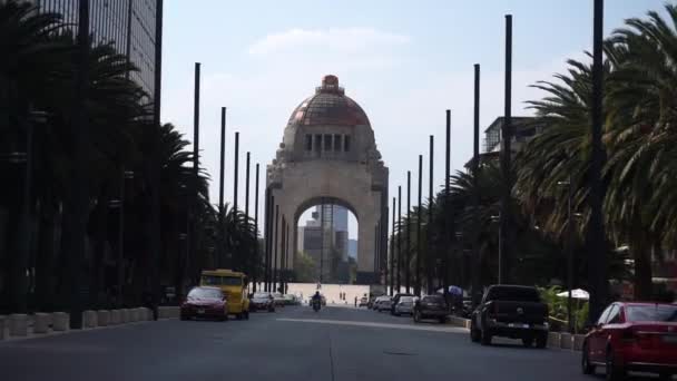 Monument à la Révolution depuis le milieu de la rue entouré de palmiers — Video