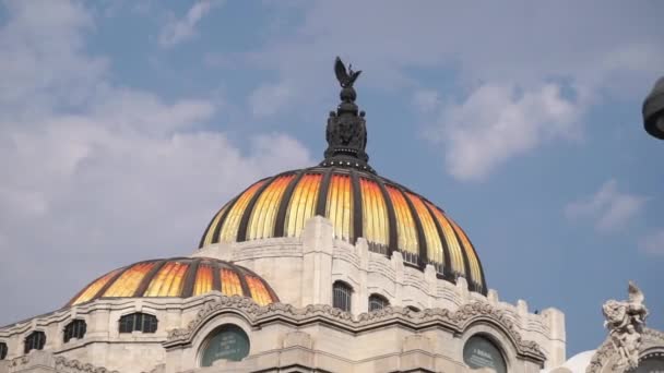 Dome of the Palace of Fine Arts Mexikóvárosból kék ég alatt — Stock videók
