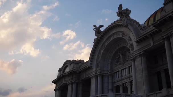 Hermoso cielo detrás del sombreado Palacio de Bellas Artes — Vídeo de stock