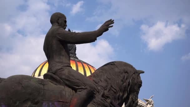 Cupola del Palazzo delle Belle Arti dietro una statua di un uomo a cavallo — Video Stock