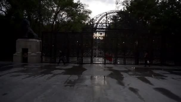 Entrada al Parque Chapultepec en la Ciudad de México en un día nublado — Vídeo de stock